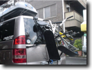 ＊サイクルキャリアにスノーモトを積んだところです。2台積んで高速もOKだったそうです。（リス丸さん情報）